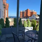 Retro Retreat, Sea View, Free Parking & Ev Plug-In