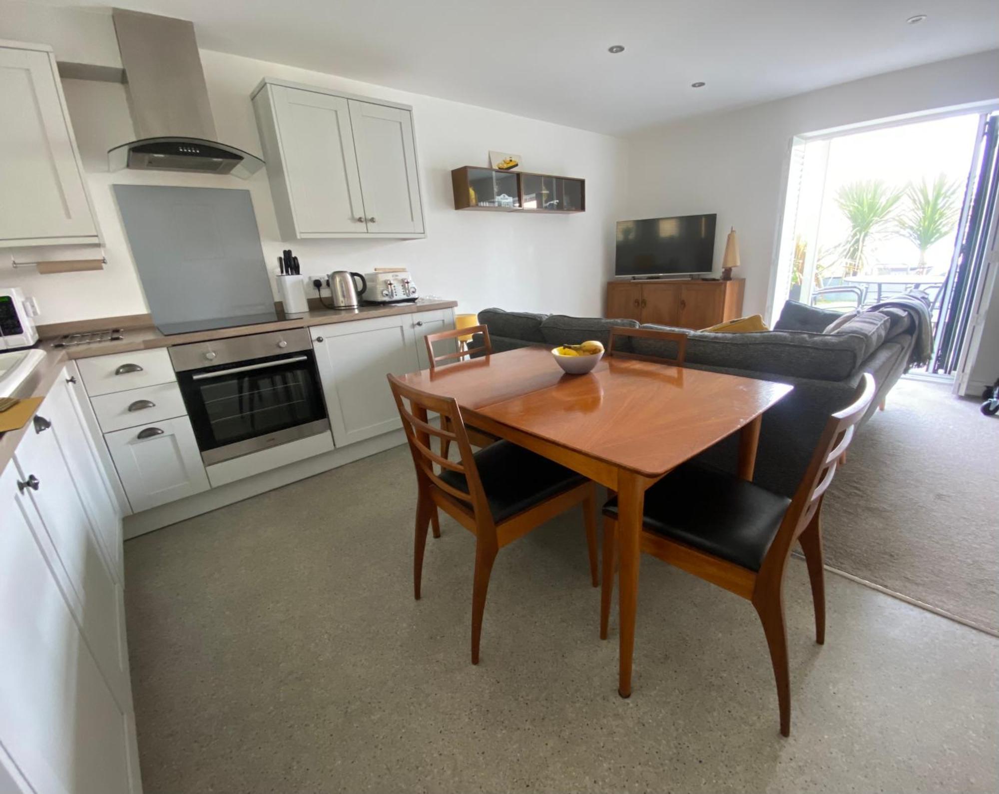 Retro Retreat, Sea View, Free Parking & Ev Plug-in